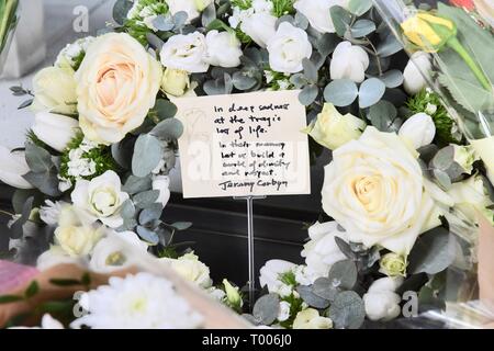 Haymarket, London, UK. 16. März 2019. Jeremy Corbyn, Meldung und Bouquet. Blumen für die Opfer des Massakers von Christchurch New Zealand House, Haymarket, London.UK Credit Tribute: michael Melia/Alamy leben Nachrichten Stockfoto