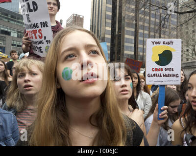 New York City, USA. 15. März, 2019. Jugend Streik für den Klimawandel am Columbus Circle in Manhattan. Credit: Ethel Wolvovitz/Alamy leben Nachrichten Stockfoto