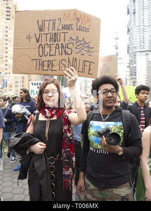 New York City, USA. 15. März, 2019. Jugend Streik für den Klimawandel am Columbus Circle in Manhattan. Credit: Ethel Wolvovitz/Alamy leben Nachrichten Stockfoto