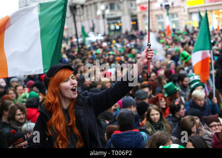 Moskau, Russland. 16 Mär, 2019. Eine Frau gesehen zu schreien, während eine Flagge während der Feier Saint Patrick's Day Arbat Straße in Moskau. Saint Patrick's Day ist ein kulturelles Fest jedes Jahr am 17. März hielt die traditionelle Todesdatum des Heiligen Patrick die Linie Schutzpatron von Irland zu markieren. Quelle: Igor Russak/SOPA Images/ZUMA Draht/Alamy Live News Credit: ZUMA Press, Inc./Alamy leben Nachrichten Stockfoto