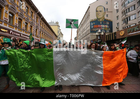 Moskau, Russland. 16 Mär, 2019. Die Menschen gesehen, die eine Flagge, wie sie Teil während der Feier St. Patrick's Day Arbat Straße in Moskau. Saint Patrick's Day ist ein kulturelles Fest jedes Jahr am 17. März hielt die traditionelle Todesdatum des Heiligen Patrick die Linie Schutzpatron von Irland zu markieren. Quelle: Igor Russak/SOPA Images/ZUMA Draht/Alamy Live News Credit: ZUMA Press, Inc./Alamy leben Nachrichten Stockfoto