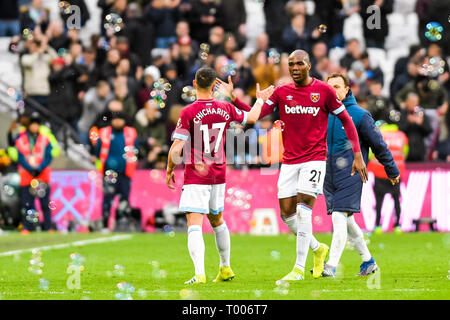 Queen Elizabeth Olympic Park, London, England, UK. 16. März 2019. Javier Hern ‡ Méndez Chicharito von West Ham United und Angelo Ogbonna von West Ham United in der Premier League Match zwischen West Ham United und Huddersfield Town an der London Stadium, Queen Elizabeth Olympic Park, London, England am 16. März 2019. Foto von Adamo di Loreto. Nur die redaktionelle Nutzung, eine Lizenz für die gewerbliche Nutzung erforderlich. Keine Verwendung in Wetten, Spiele oder einer einzelnen Verein/Liga/player Publikationen. Credit: UK Sport Pics Ltd/Alamy leben Nachrichten Stockfoto