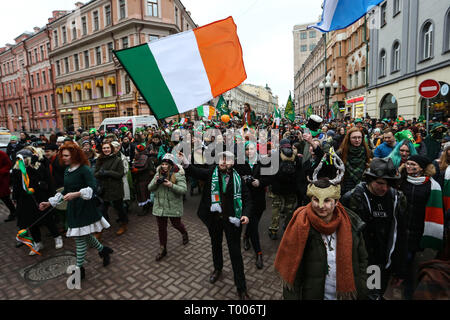 Moskau, Russland. 16 Mär, 2019. Leute sind an der Arbat Straße gesehen Wandern während der Feier zu markieren Saint Patrick's Day. Saint Patrick's Day ist ein kulturelles Fest jedes Jahr am 17. März hielt die traditionelle Todesdatum des Heiligen Patrick die Linie Schutzpatron von Irland zu markieren. Quelle: Igor Russak/SOPA Images/ZUMA Draht/Alamy Live News Credit: ZUMA Press, Inc./Alamy leben Nachrichten Stockfoto