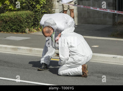 Christchurch, Canterbury, Neuseeland. 16 Mär, 2019. Tatort Techniker arbeiten an Deans Avenue, wo die Al Noor Moschee entfernt ist und wo ein amokläufer tötete 41 Menschen. Sieben Menschen starben in einem zweiten Moschee schießen in Linwood und eine Person verstarb im Krankenhaus. Credit: PJ Heller/ZUMA Draht/Alamy leben Nachrichten Stockfoto