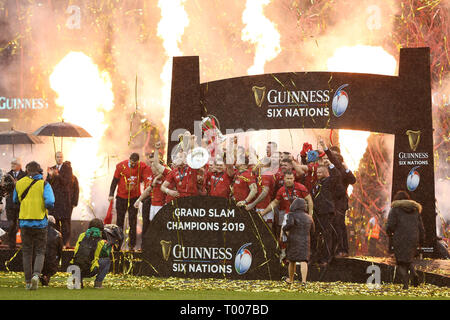 Cardiff, Großbritannien. 16. März 2019. Wales Spieler feiern, als sie die Trophäe, nachdem er das Guinness sechs Nationen und Grand Slam anheben. Wales/Irland, Guinness Six Nations 2019 internationale Rugby Spiel im Fürstentum Stadium in Cardiff, Wales, Großbritannien am Samstag, den 16. März 2019. pic von Andrew Obstgarten/Alamy Leben Nachrichten BITTE BEACHTEN SIE FÜR REDAKTIONELLE VERWENDEN SIE NUR BILD VERFÜGBAR. Stockfoto