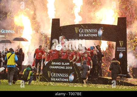 Cardiff, Großbritannien. 16. März 2019. Wales Spieler feiern, als sie die Trophäe, nachdem er das Guinness sechs Nationen und Grand Slam anheben. Wales/Irland, Guinness Six Nations 2019 internationale Rugby Spiel im Fürstentum Stadium in Cardiff, Wales, Großbritannien am Samstag, den 16. März 2019. pic von Andrew Obstgarten/Alamy Leben Nachrichten BITTE BEACHTEN SIE FÜR REDAKTIONELLE VERWENDEN SIE NUR BILD VERFÜGBAR. Stockfoto