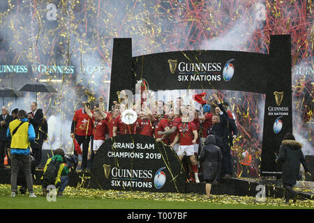 Cardiff, Großbritannien. 16. März 2019. Wales Spieler feiern, als sie die Trophäe, nachdem er das Guinness sechs Nationen und Grand Slam anheben. Wales/Irland, Guinness Six Nations 2019 internationale Rugby Spiel im Fürstentum Stadium in Cardiff, Wales, Großbritannien am Samstag, den 16. März 2019. pic von Andrew Obstgarten/Alamy Leben Nachrichten BITTE BEACHTEN SIE FÜR REDAKTIONELLE VERWENDEN SIE NUR BILD VERFÜGBAR. Stockfoto