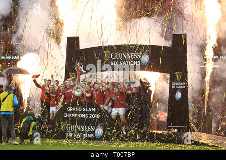 Cardiff, Großbritannien. 16. März 2019. Wales Spieler feiern, als sie die Trophäe, nachdem er das Guinness sechs Nationen und Grand Slam anheben. Wales/Irland, Guinness Six Nations 2019 internationale Rugby Spiel im Fürstentum Stadium in Cardiff, Wales, Großbritannien am Samstag, den 16. März 2019. pic von Andrew Obstgarten/Alamy Leben Nachrichten BITTE BEACHTEN SIE FÜR REDAKTIONELLE VERWENDEN SIE NUR BILD VERFÜGBAR. Stockfoto