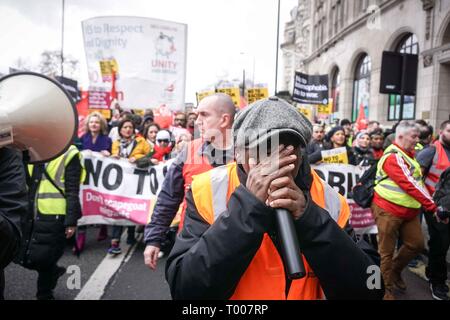 London, Großbritannien. 16 Mär, 2019. Eine Demonstrantin gesehen Parolen während der Demonstration. Tausende von Antirassistinnen Gruppen auf den Straßen Markierung der Welt gegen Rassismus globalen Tag der Aktion stattgefunden hat. Credit: Ioannis Alexopoulos/SOPA Images/ZUMA Draht/Alamy leben Nachrichten Stockfoto