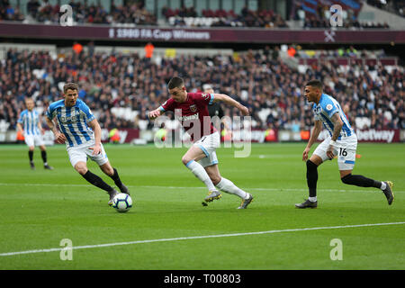 Das Stadion in London, London, Großbritannien. 16 Mär, 2019. EPL Premier League Fußball, West Ham United gegen Huddersfield Town; Declan Reis von West Ham United an Karlan gewähren und Erik Durm von Huddersfield Town Credit: Aktion plus Sport/Alamy leben Nachrichten Stockfoto