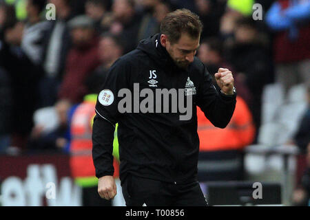 London, Großbritannien. 16. März 2019. Huddersfield Town Manager Jan Siewert feiert nach karlan Grant Kerben drittes Ziel seines Teams. Premier League match, West Ham United v Huddersfield Town an der London Stadium, Queen Elizabeth Olympic Park in London am Samstag, den 16. März 2019. Dieses Bild dürfen nur für redaktionelle Zwecke verwendet werden. Nur die redaktionelle Nutzung, eine Lizenz für die gewerbliche Nutzung erforderlich. Keine Verwendung in Wetten, Spiele oder einer einzelnen Verein/Liga/player Publikationen. pic von Steffan Bowen/Andrew Orchard sport Fotografie/Alamy leben Nachrichten Stockfoto