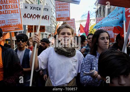 Athen, Griechenland. 16 Mär, 2019. Frauen mit Fahnen, während eines Protestes auf den Internationalen Tag für die Beseitigung der Rassendiskriminierung in Athen gesehen. Credit: Giorgos Zachos/SOPA Images/ZUMA Draht/Alamy leben Nachrichten Stockfoto