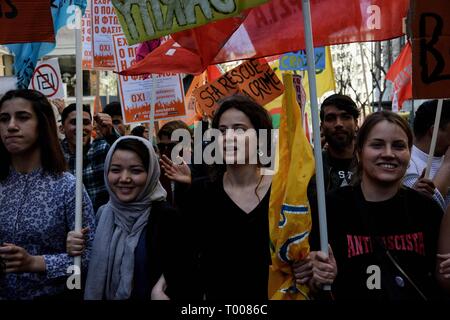 Athen, Griechenland. 16 Mär, 2019. Frauen mit Fahnen, während eines Protestes auf den Internationalen Tag für die Beseitigung der Rassendiskriminierung in Athen gesehen. Credit: Giorgos Zachos/SOPA Images/ZUMA Draht/Alamy leben Nachrichten Stockfoto