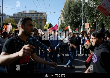 Athen, Griechenland. 16 Mär, 2019. Demonstranten tanzen gesehen, während eines Protestes auf den Internationalen Tag für die Beseitigung der Rassendiskriminierung in Athen. Credit: Giorgos Zachos/SOPA Images/ZUMA Draht/Alamy leben Nachrichten Stockfoto