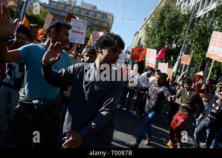 Athen, Griechenland. 16 Mär, 2019. Demonstranten tanzen gesehen, während eines Protestes auf den Internationalen Tag für die Beseitigung der Rassendiskriminierung in Athen. Credit: Giorgos Zachos/SOPA Images/ZUMA Draht/Alamy leben Nachrichten Stockfoto