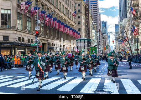 New York, USA. 16. März 2019. Mitglieder der Cork County Association Pipe Band. bis 5. März in New York während der 258th Avenue New York St. Patrick's Day Parade. Foto von Enrique Shore Credit: Enrique Ufer/Alamy leben Nachrichten Stockfoto