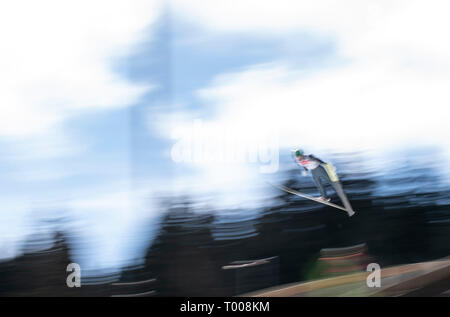 Schoafter, Deutschland. 16. März 2019. Funktion, Aktion, verschwommen, dynamische, Jumper, Springen, einzelne Konkurrenz einzelnen Gundersen, Skispringen, Schwarzwald Cup, am 16.03.2019. FIS Weltcup Nordische Kombination 15-17.03.2019 in Schoafter/Deutschland. Ã Â | Nutzung der weltweiten Kredit: dpa Picture alliance/Alamy leben Nachrichten Stockfoto