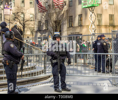 New York, USA. 16. März 2019. Schwer bewaffnete Mitglieder der Polizei von New York stand Guard rund um die St. Patrick's Cathedral während des 258Th NEW YORK St. Patrick's Day Parade. Foto von Enrique Shore Credit: Enrique Ufer/Alamy leben Nachrichten Stockfoto