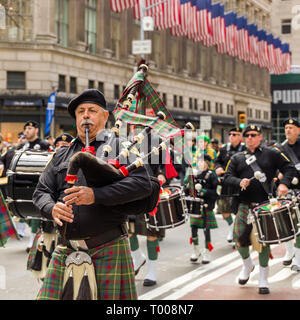 New York, USA. 16. März 2019. Mitglieder einer Pipe Band. bis 5. März in New York während der 258th Avenue New York St. Patrick's Day Parade. Foto von Enrique Shore Credit: Enrique Ufer/Alamy leben Nachrichten Stockfoto