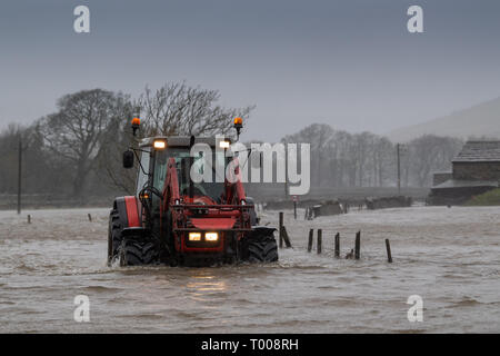 North Yorkshire, UK. 16. März 2019. Landwirt kommend auf der A 684 in der Nähe von Hawes, North Yorkshire überflutet, wie der Fluß Ure die Ufer in der Sintflut, die durch Sturm Hannah. Credit: Wayne HUTCHINSON/Alamy leben Nachrichten Stockfoto