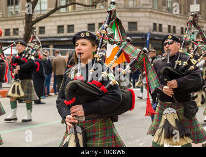 New York, USA. 16. März 2019. Mitglieder einer Pipe Band. bis 5. März in New York während der 258th Avenue New York St. Patrick's Day Parade. Foto von Enrique Shore Credit: Enrique Ufer/Alamy leben Nachrichten Stockfoto