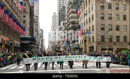 New York, USA. 16. März 2019. Mitglieder der Irish American Club bis 5. März in New York während der 258th Avenue New York St. Patrick's Day Parade. Foto von Enrique Shore Credit: Enrique Ufer/Alamy leben Nachrichten Stockfoto