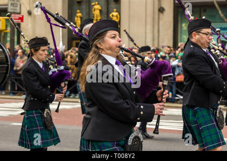 New York, USA. 16. März 2019. Mitglieder einer Pipe Band. bis 5. März in New York während der 258th Avenue New York St. Patrick's Day Parade. Foto von Enrique Shore Credit: Enrique Ufer/Alamy leben Nachrichten Stockfoto