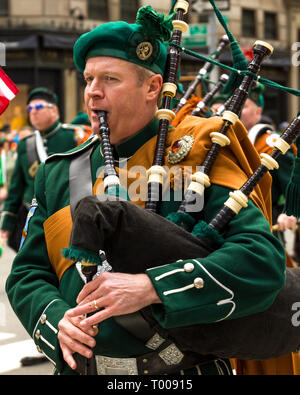 New York, USA. 16. März 2019. Mitglieder einer Pipe Band. bis 5. März in New York während der 258th Avenue New York St. Patrick's Day Parade. Foto von Enrique Shore Credit: Enrique Ufer/Alamy leben Nachrichten Stockfoto