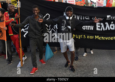 Athen, Griechenland. 16. Mär 2019. Migranten und die Unterstützung von Aktivisten März Parolen während einer Demonstration den Internationalen Tag der UNO zur Beseitigung der Rassendiskriminierung in Athen, Griechenland zu markieren. Credit: Nicolas Koutsokostas/Alamy Leben Nachrichten. Stockfoto