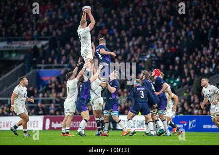 Twickenham Stadium, London, UK. 16 Mär, 2019. Guinness sechs Nationen Rugby, England und Schottland; George Kruis von England gewinnt einen lineout Credit: Aktion plus Sport/Alamy leben Nachrichten Stockfoto