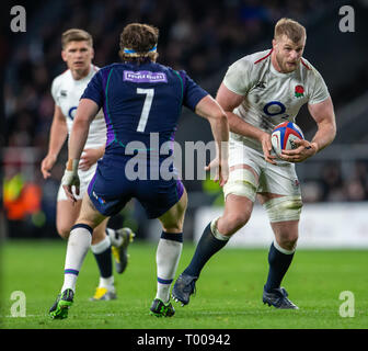 Twickenham Stadium, London, UK. 16 Mär, 2019. Guinness sechs Nationen Rugby, England und Schottland; George Kruis von England von Hamish Watson von Schottland Kredit angegangen werden: Aktion plus Sport/Alamy leben Nachrichten Stockfoto