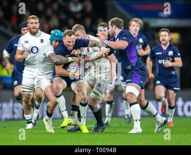 Twickenham Stadium, London, UK. 16 Mär, 2019. Guinness sechs Nationen Rugby, England und Schottland; Byron McGuigan von Schottland wird von Jack Nowell von England Credit angegangen: Aktion plus Sport/Alamy leben Nachrichten Stockfoto