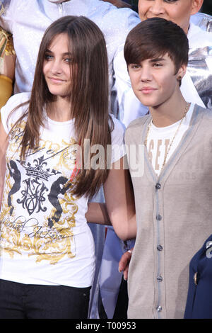 *** Foto ** Paris Jackson im Krankenhaus nach versuchtem Selbstmord. Paris Jackson und Justin Bieber am Michael Jackson Hand- und Fußabdruck Zeremonie am Grauman's Chinese Theater am Januar 26, 2012 in Los Angeles, Kalifornien. © MPI 28/MediaPunch Inc. Stockfoto