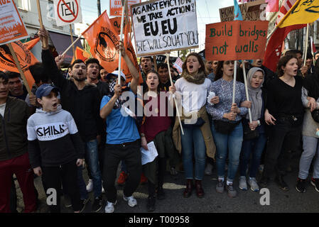 Athen, Griechenland. 16. Mär 2019. Migranten und die Unterstützung von Aktivisten März Parolen während einer Demonstration den Internationalen Tag der UNO zur Beseitigung der Rassendiskriminierung in Athen, Griechenland zu markieren. Credit: Nicolas Koutsokostas/Alamy Leben Nachrichten. Stockfoto