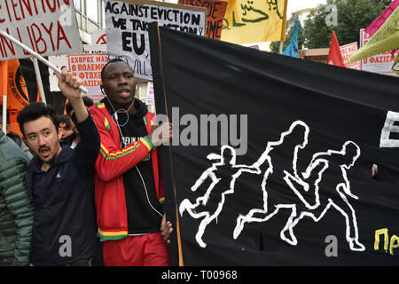 Athen, Griechenland. 16. Mär 2019. Migranten und die Unterstützung von Aktivisten März Parolen während einer Demonstration den Internationalen Tag der UNO zur Beseitigung der Rassendiskriminierung in Athen, Griechenland zu markieren. Credit: Nicolas Koutsokostas/Alamy Leben Nachrichten. Stockfoto