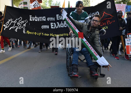 Athen, Griechenland. 16. Mär 2019. Migranten und die Unterstützung von Aktivisten März Parolen während einer Demonstration den Internationalen Tag der UNO zur Beseitigung der Rassendiskriminierung in Athen, Griechenland zu markieren. Credit: Nicolas Koutsokostas/Alamy Leben Nachrichten. Stockfoto
