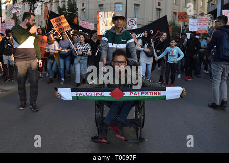Athen, Griechenland. 16. Mär 2019. Migranten und die Unterstützung von Aktivisten März Parolen während einer Demonstration den Internationalen Tag der UNO zur Beseitigung der Rassendiskriminierung in Athen, Griechenland zu markieren. Credit: Nicolas Koutsokostas/Alamy Leben Nachrichten. Stockfoto