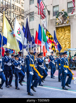 New York, USA. 16. März 2019. Die Teilnehmer bis 5. März in New York während der 258th Avenue New York St. Patrick's Day Parade. Foto von Enrique Shore Credit: Enrique Ufer/Alamy leben Nachrichten Stockfoto