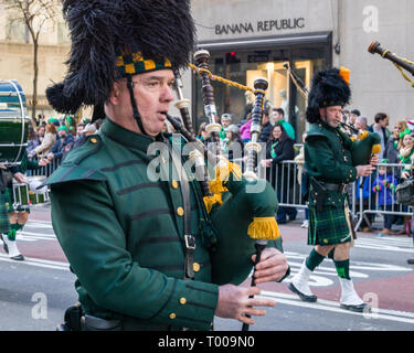 New York, USA. 16. März 2019. Mitglieder einer Pipe Band. bis 5. März in New York während der 258th Avenue New York St. Patrick's Day Parade. Foto von Enrique Shore Credit: Enrique Ufer/Alamy leben Nachrichten Stockfoto