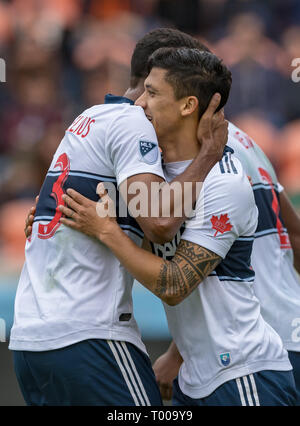 Kompass Stadium, Houston, Texas, USA. März 16, 2019: Vancouver Whitecaps Verteidiger Derek Cornelius (13) gratuliert, Fredy Montero (12) auf seinem Ansporn während des Spiels zwischen den Vancouver Whitecaps FC und der Houston Dynamo bei BBVA Compass Stadion in Houston, Texas die Kerbe an der Hälfte Dynamo in der Leitung 2-1 © Maria Lysaker/CSM ist. Stockfoto