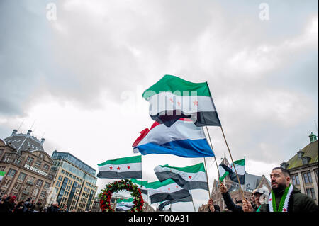 Amsterdam, Nordholland, Niederlande. 16 Mär, 2019. Syrische Volk gesehen werden Flaggen während der Demonstration Halten. Der syrischen Gemeinde in den Niederlanden, der Dam Platz im Zentrum von Amsterdam nahm für Freiheit und Menschenwürde zu verlangen nach 40 Jahren repressive Diktatur. Vor acht Jahren, fing eine Revolution in Syrien. Die Proteste ein Bürgerkrieg, der Millionen Vertriebenen hat, was zu einer der größten humanitären Flüchtlingskrise in der modernen Geschichte. Credit: Ana Fernandez/SOPA Images/ZUMA Draht/Alamy leben Nachrichten Stockfoto