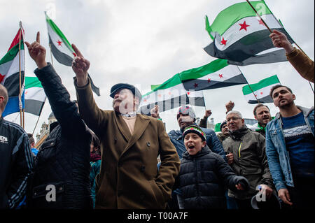 Amsterdam, Nordholland, Niederlande. 16 Mär, 2019. Eine Gruppe von syrischen Männer sind Gesehen riefen Parolen während der Demonstration. Der syrischen Gemeinde in den Niederlanden, der Dam Platz im Zentrum von Amsterdam nahm für Freiheit und Menschenwürde zu verlangen nach 40 Jahren repressive Diktatur. Vor acht Jahren, fing eine Revolution in Syrien. Die Proteste ein Bürgerkrieg, der Millionen Vertriebenen hat, was zu einer der größten humanitären Flüchtlingskrise in der modernen Geschichte. Credit: Ana Fernandez/SOPA Images/ZUMA Draht/Alamy leben Nachrichten Stockfoto