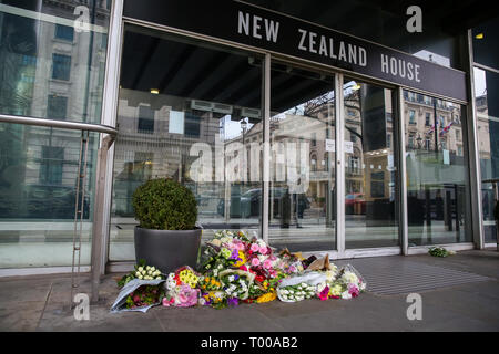 Hohe Kommission von Neuseeland. London, Großbritannien, 16. März 2019 - Blumen und Ehrungen Meldungen liegen bei hohen Kommission von Neuseeland in London. Ein Amokläufer getötet 50 Anbeter im Al Noor Masjid und Linwood Masjid Moscheen in Christchurch, Neuseeland, die am 15. März. Der 28-jährige Australische vermuten, Brenton Tarrant, vor Gericht am 16. März erschien und wurde mit Mord aufgeladen. Credit: Dinendra Haria/Alamy leben Nachrichten Stockfoto