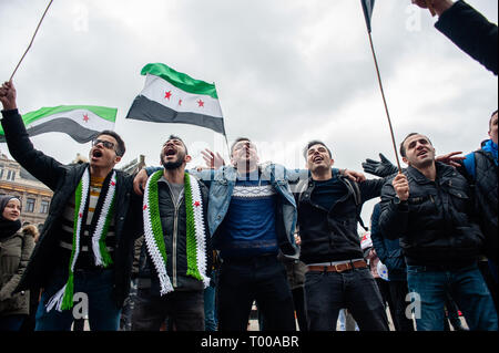 Amsterdam, Nordholland, Niederlande. 16 Mär, 2019. Eine Gruppe von syrischen Männer gesehen, singen Lieder während der Demonstration. Der syrischen Gemeinde in den Niederlanden, der Dam Platz im Zentrum von Amsterdam nahm für Freiheit und Menschenwürde zu verlangen nach 40 Jahren repressive Diktatur. Vor acht Jahren, fing eine Revolution in Syrien. Die Proteste ein Bürgerkrieg, der Millionen Vertriebenen hat, was zu einer der größten humanitären Flüchtlingskrise in der modernen Geschichte. Credit: Ana Fernandez/SOPA Images/ZUMA Draht/Alamy leben Nachrichten Stockfoto