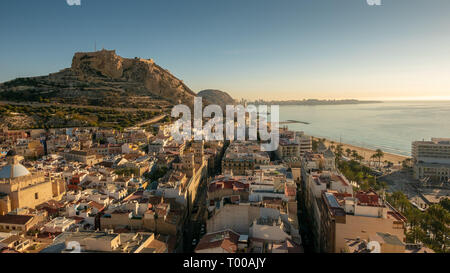 Alicante, Schloss von Santa Barbara auf dem Berg Benacantil in der Dämmerung und Mittelmeer Stockfoto