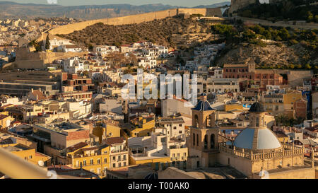 Luftaufnahme der Nachbarschaft von Santa Cruz und die Kathedrale San Nicolas in der Provinz Alicante, Spanien Stockfoto