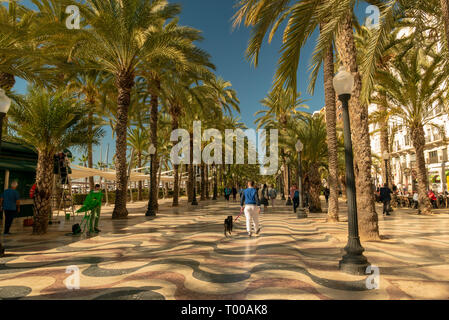 Fußgänger in der geschäftigen Promenade Spaniens, in Alicante. Sonnigen Tag Stockfoto