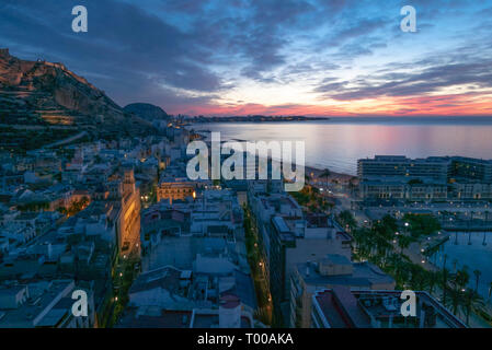 Alicante, Schloss von Santa Barbara auf dem Berg Benacantil in der Dämmerung und Mittelmeer Stockfoto