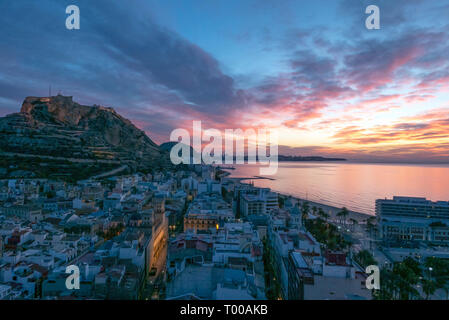 Alicante, Schloss von Santa Barbara auf dem Berg Benacantil in der Dämmerung und Mittelmeer Stockfoto