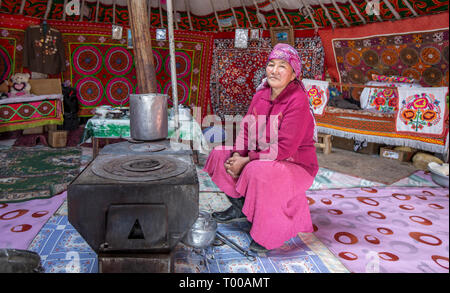 Bayan Olgii, Mongolei, 29. September 2015: Mongoilian kasachischen Nomaden Frau in Ihrem Hause Jurte Stockfoto